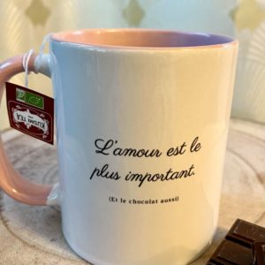 Mug à Message "L'amour est le plus important (et le chocolat aussi)"